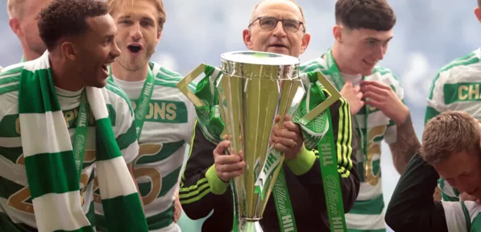 Игроки Celtic празднуют победу с трофеем