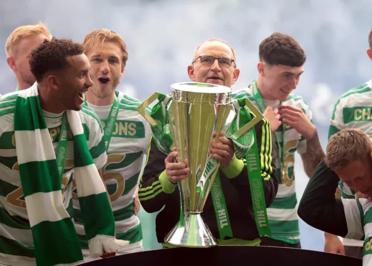Игроки Celtic празднуют победу с трофеем