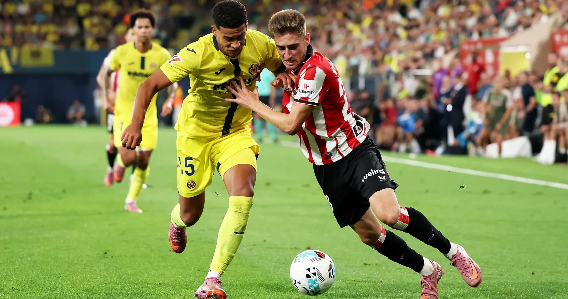 Игроки Mallorca и Villarreal борются за мяч