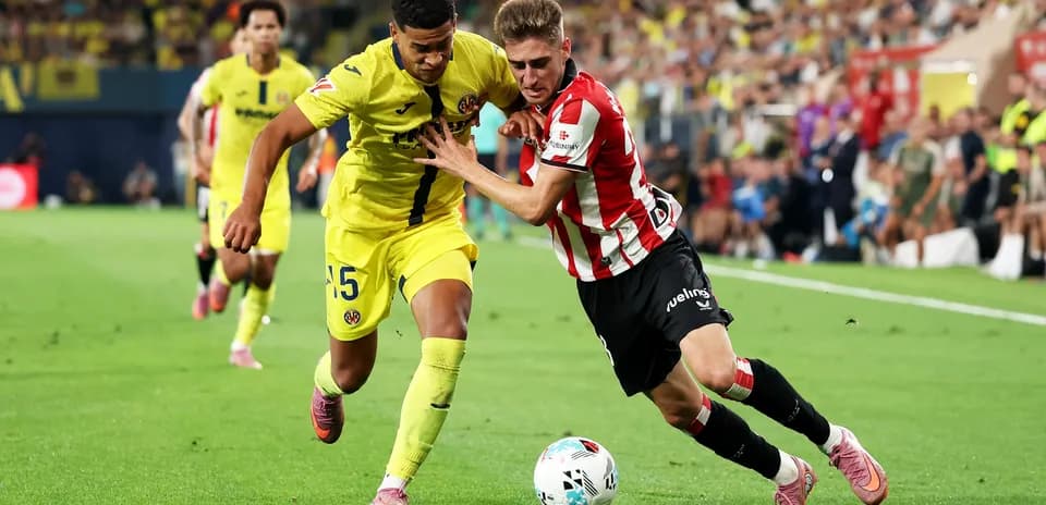 Игроки Mallorca и Villarreal борются за мяч