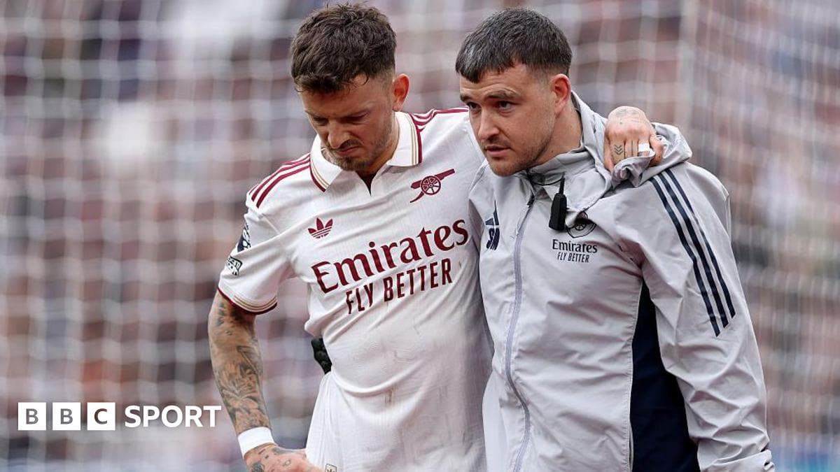 Игрок Арсенала получает помощь после травмы