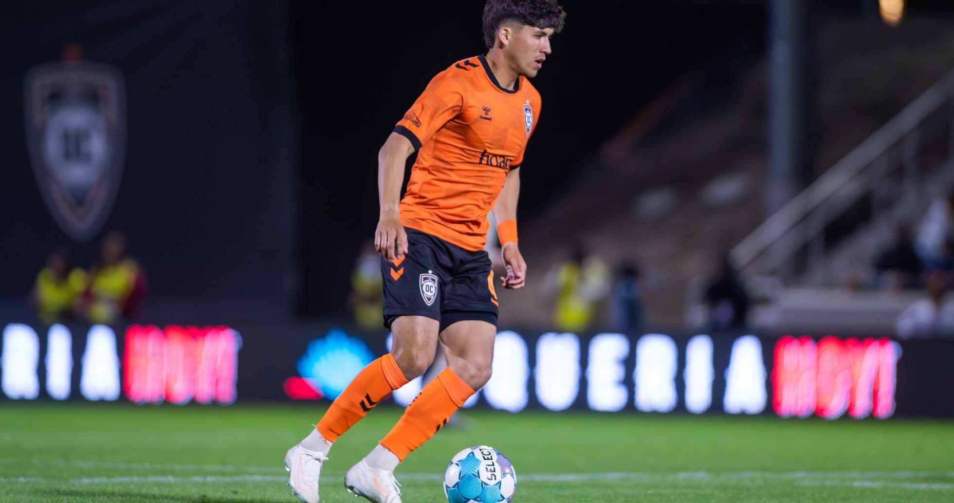 Игрок команды Orange County SC с мячом