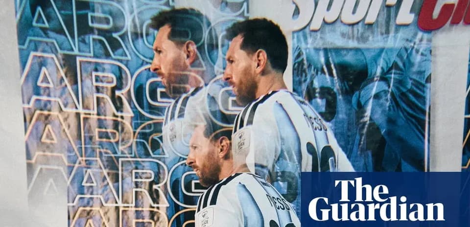 Игрок в футболке Аргентины на фоне баннера