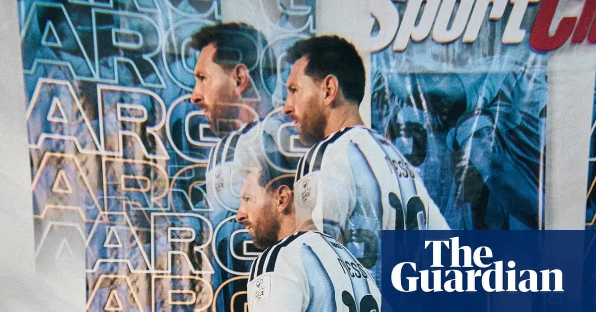 Игрок в футболке Аргентины на фоне баннера