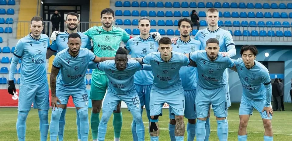Команда в голубой форме на поле