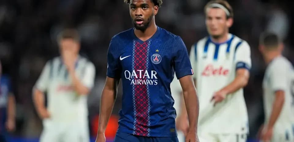 Игрок PSG в форме с номером 9 на поле