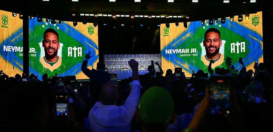 Неймар Jr. на презентации с флагом Бразилии