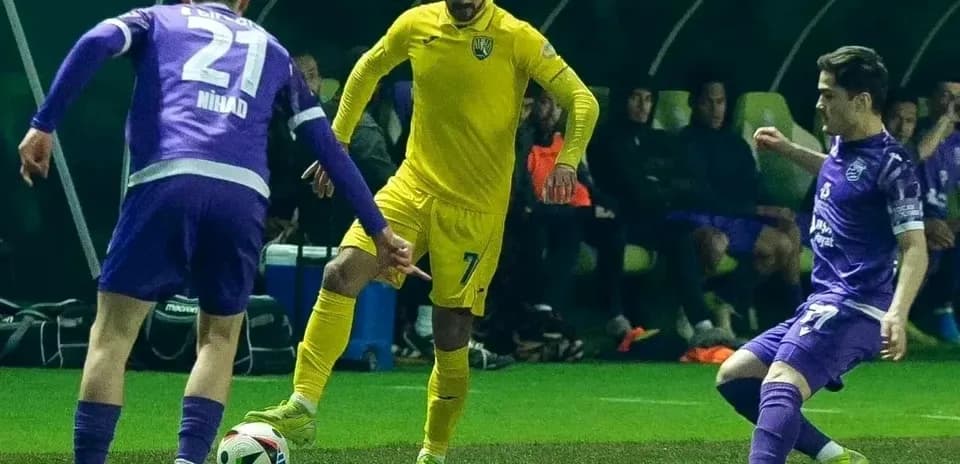 Игроки Карвана и Кобалы в борьбе за мяч
