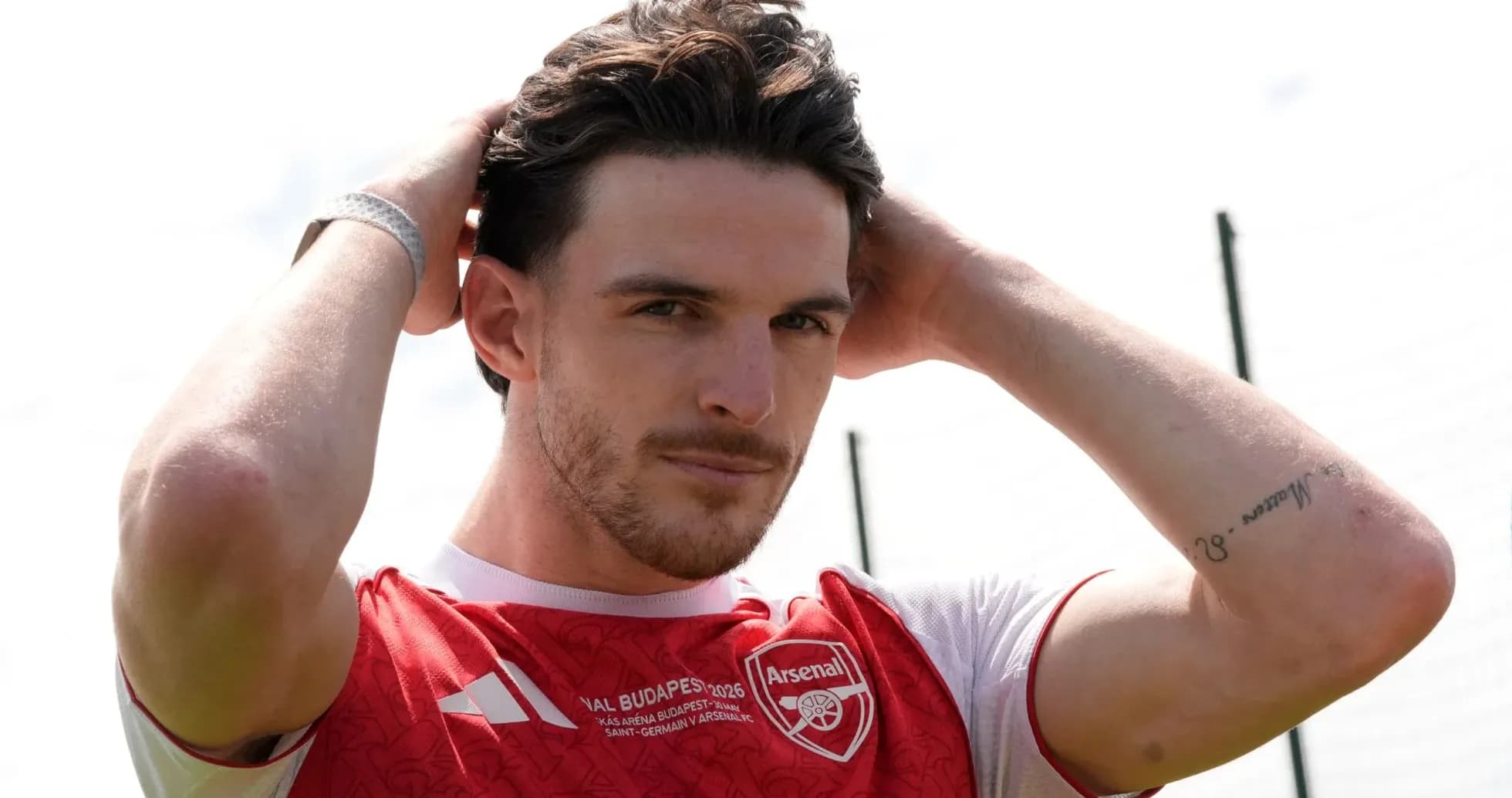 Игрок Arsenal поправляет волосы на тренировочной площадке