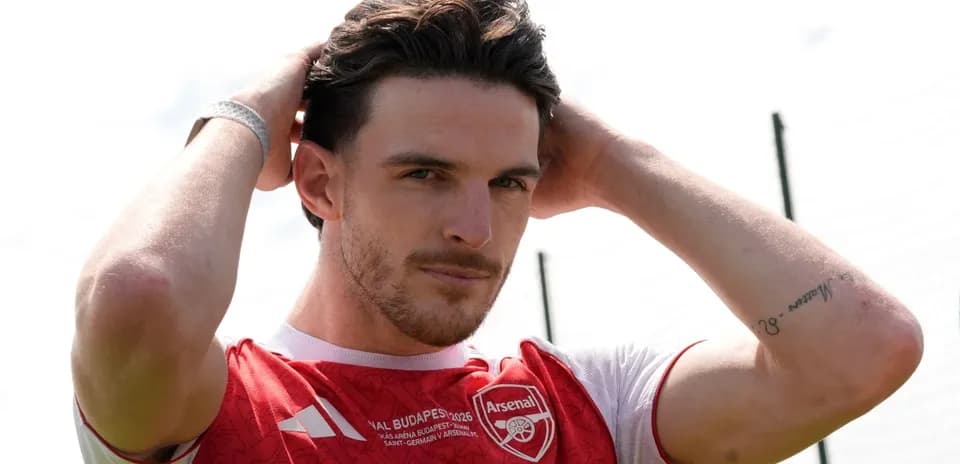 Игрок Arsenal поправляет волосы на тренировочной площадке