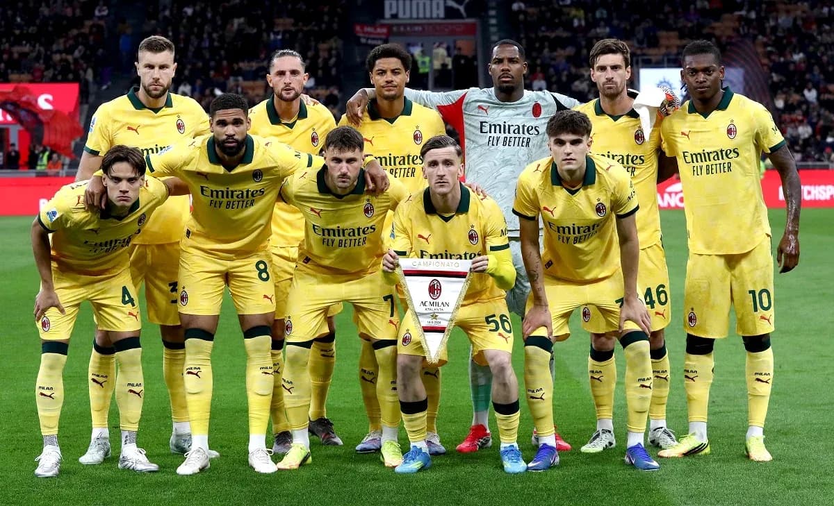 Команда AC Milan на поле перед матчем