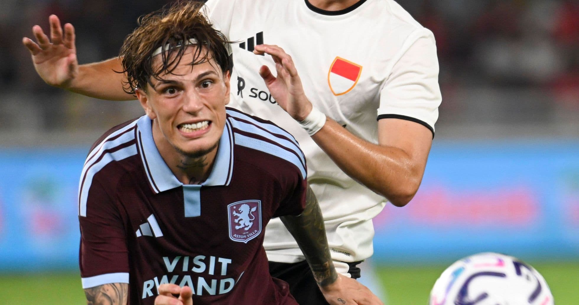 Игрок Aston Villa борется с противником за мяч