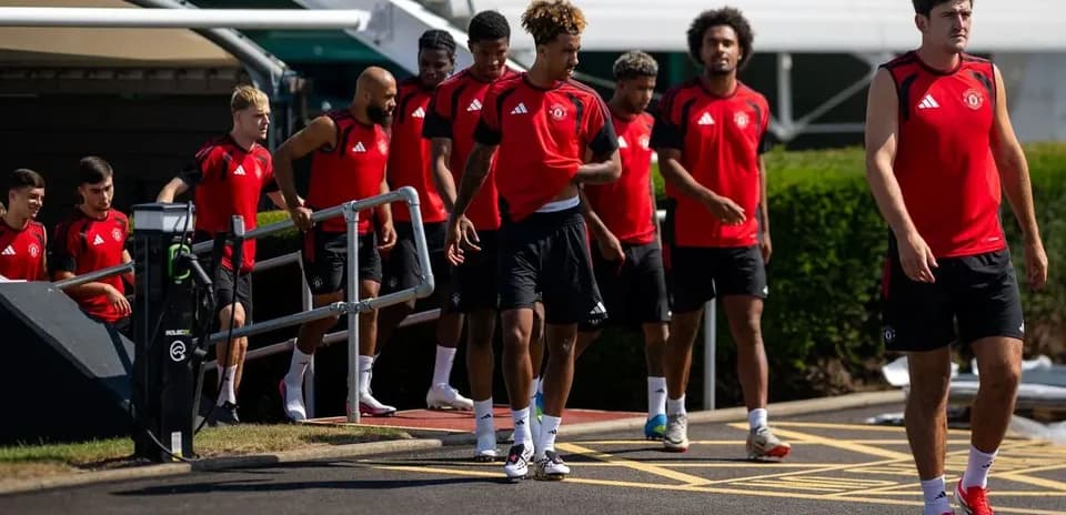 Футболисты Manchester United выходят на тренировку