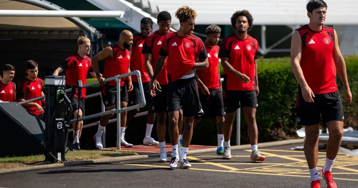 Футболисты Manchester United выходят на тренировку