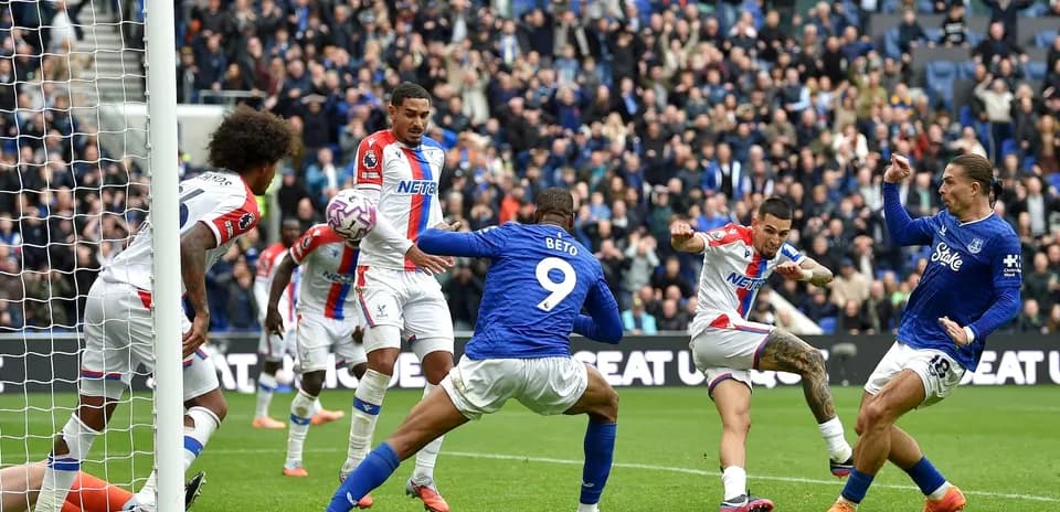 Игроки Crystal Palace против Everton на поле