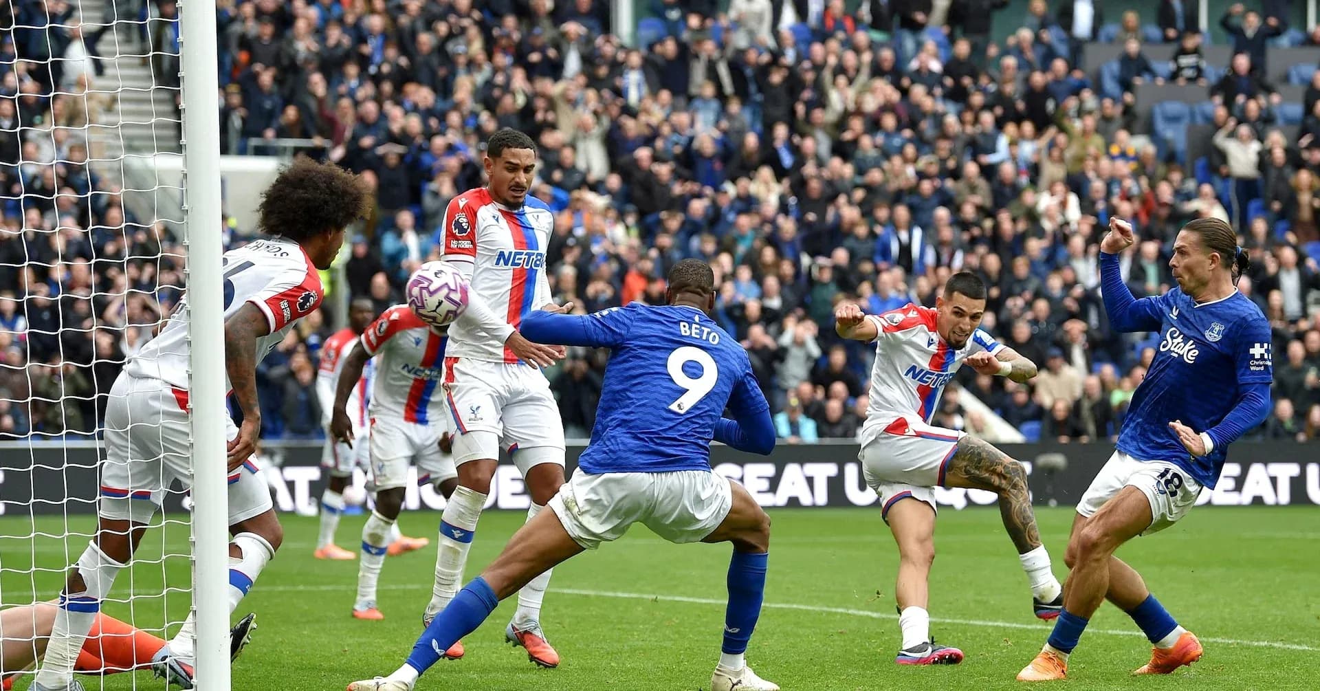 Игроки Crystal Palace против Everton на поле