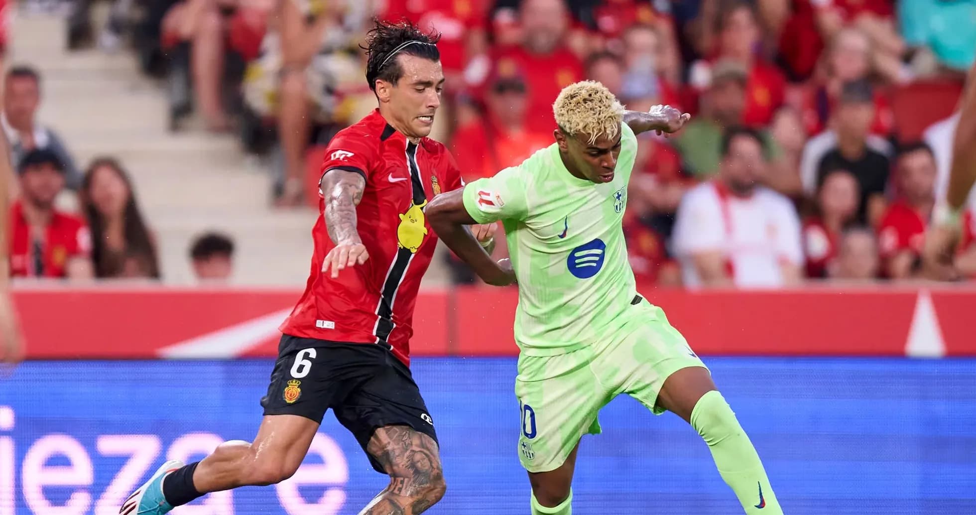 Игроки Mallorca и Villarreal борются за мяч