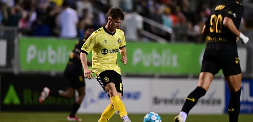 Игрок Charleston Battery на поле с мячом