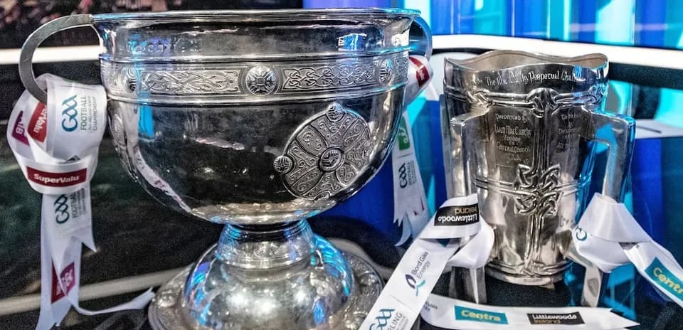 Два трофея GAA на столе с лентами