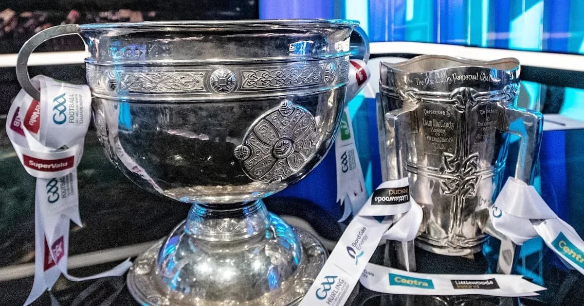 Два трофея GAA на столе с лентами