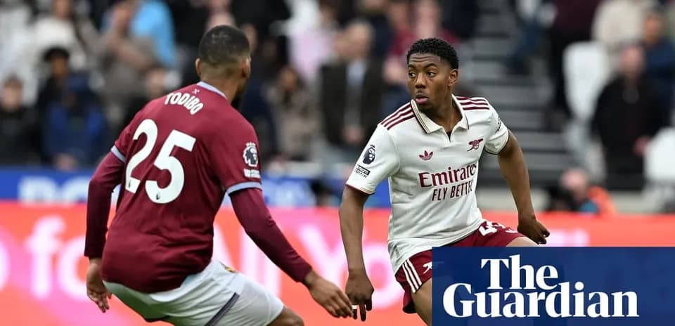 Игроки Arsenal и Aston Villa борются за мяч