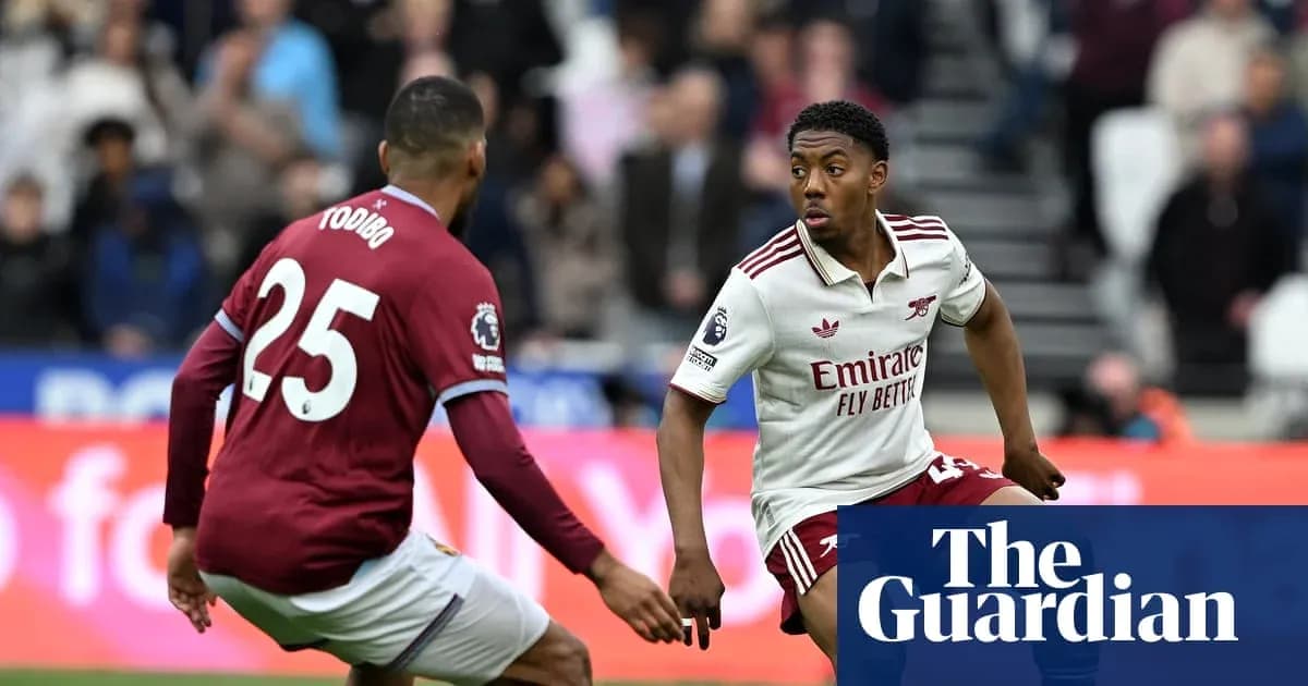 Игроки Arsenal и Aston Villa борются за мяч