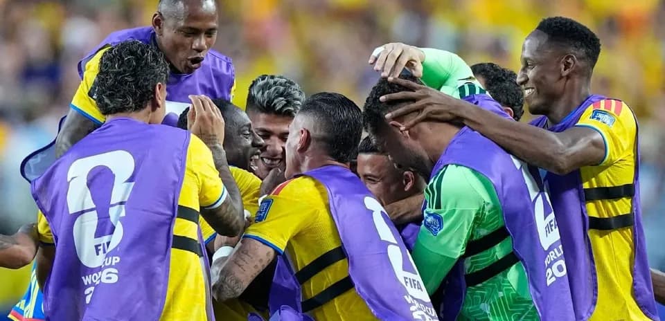 Игроки команды празднуют забитый гол на поле