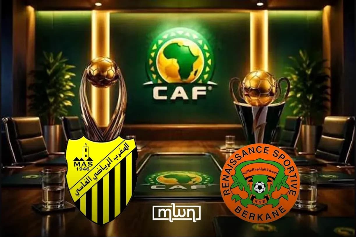 Трофеи и логотипы команд в офисе CAF