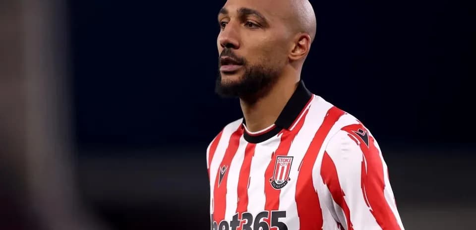 Игрок в футболке Stoke City на поле