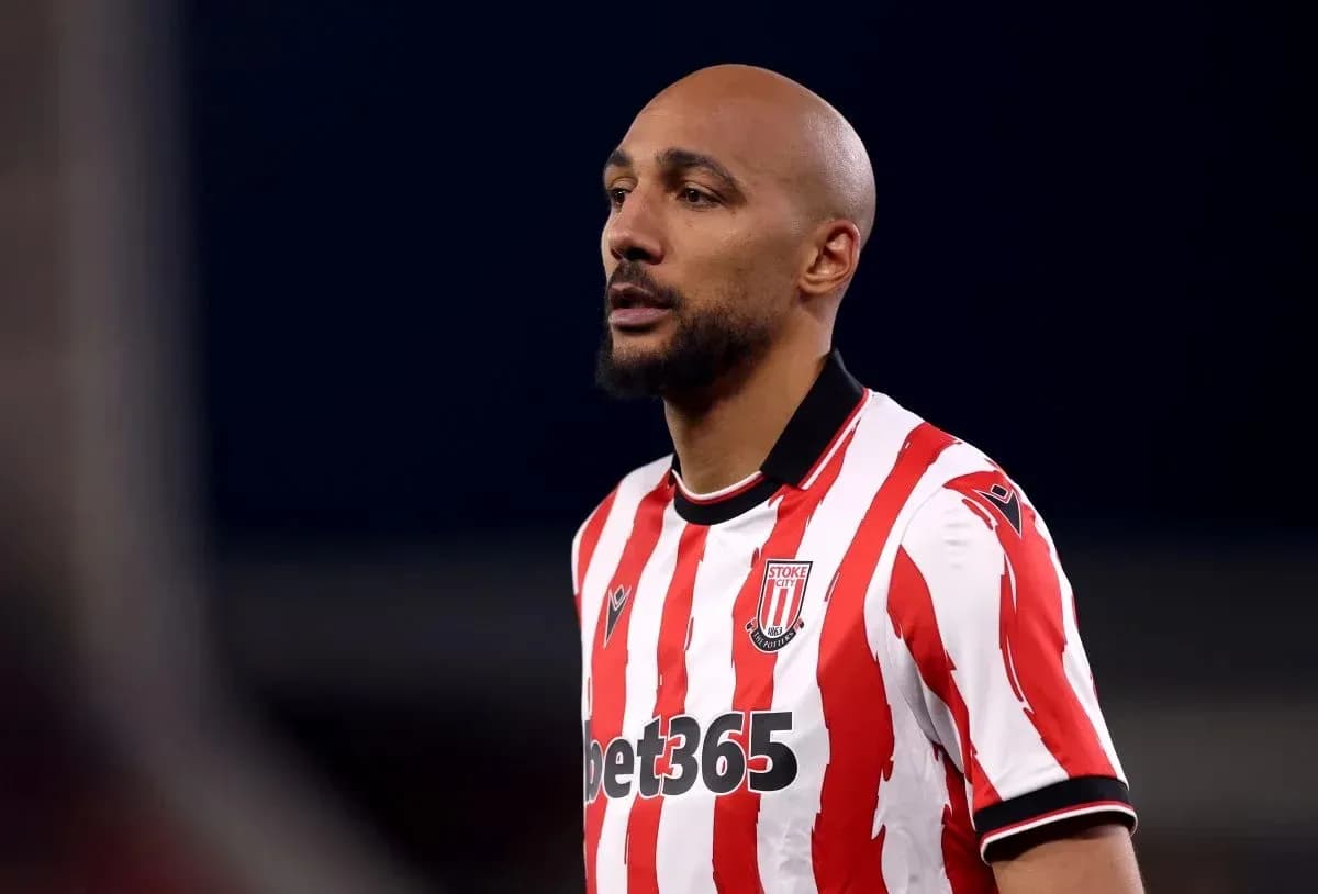 Игрок в футболке Stoke City на поле