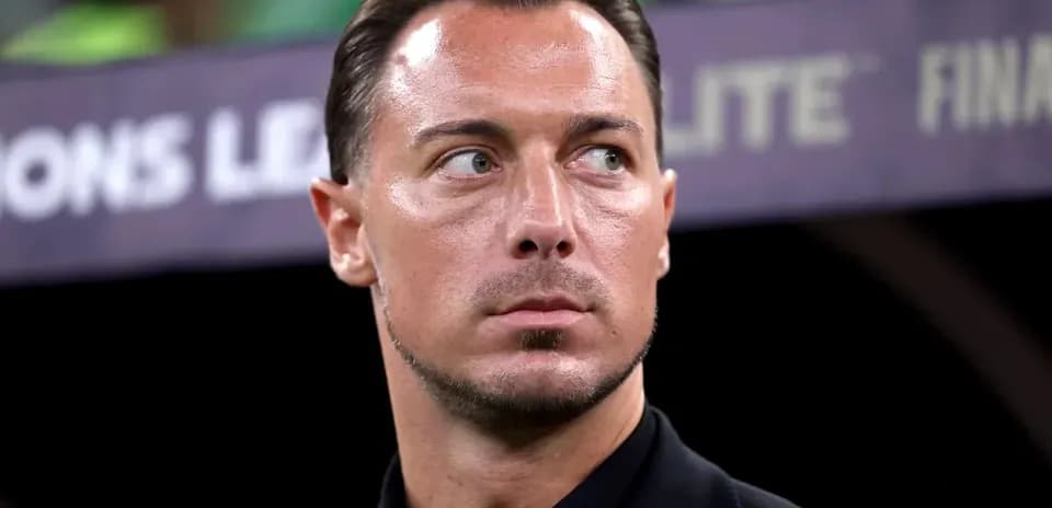 Тренер на скамейке во время матча Лиги чемпионов
