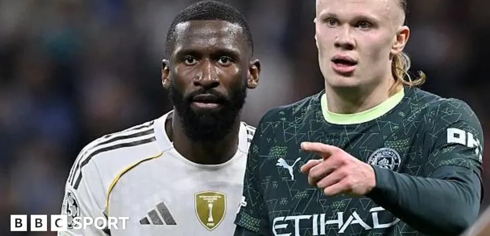 Игроки обсуждают момент на футбольном поле