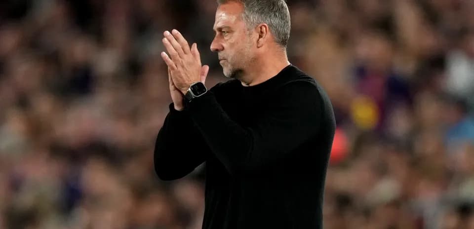 Тренер applauding во время матча на стадионе