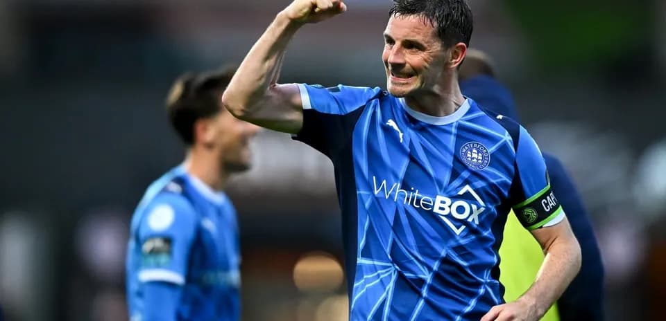 Игрок команды Waterford FC празднует победу