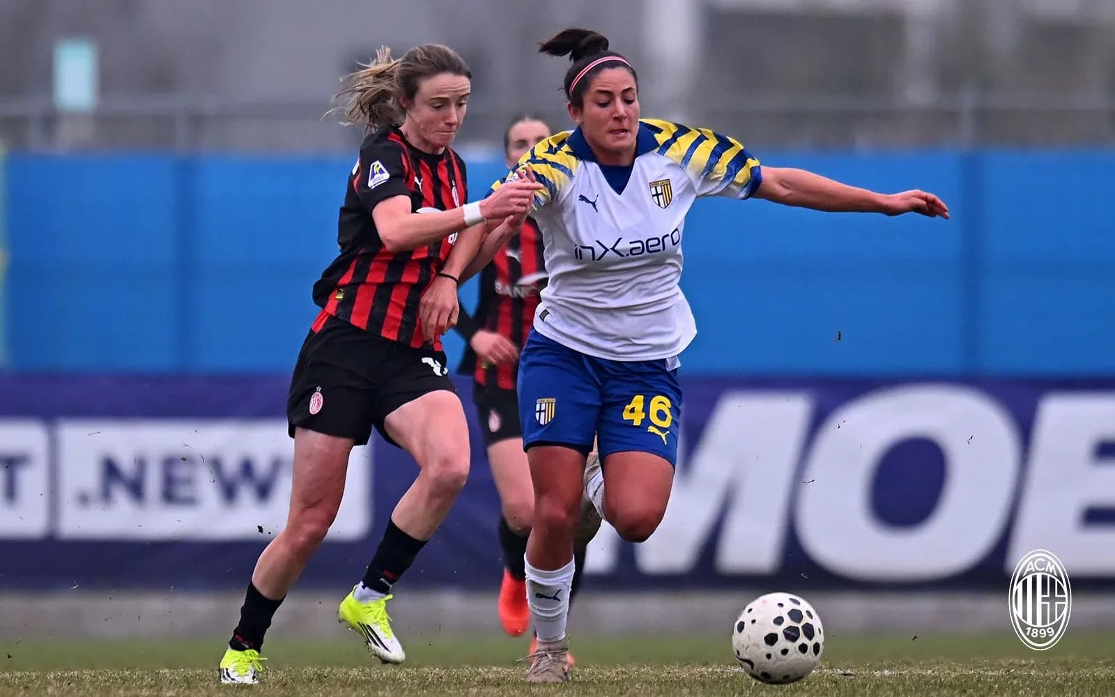 Игроки AC Milan и Parma в борьбе за мяч