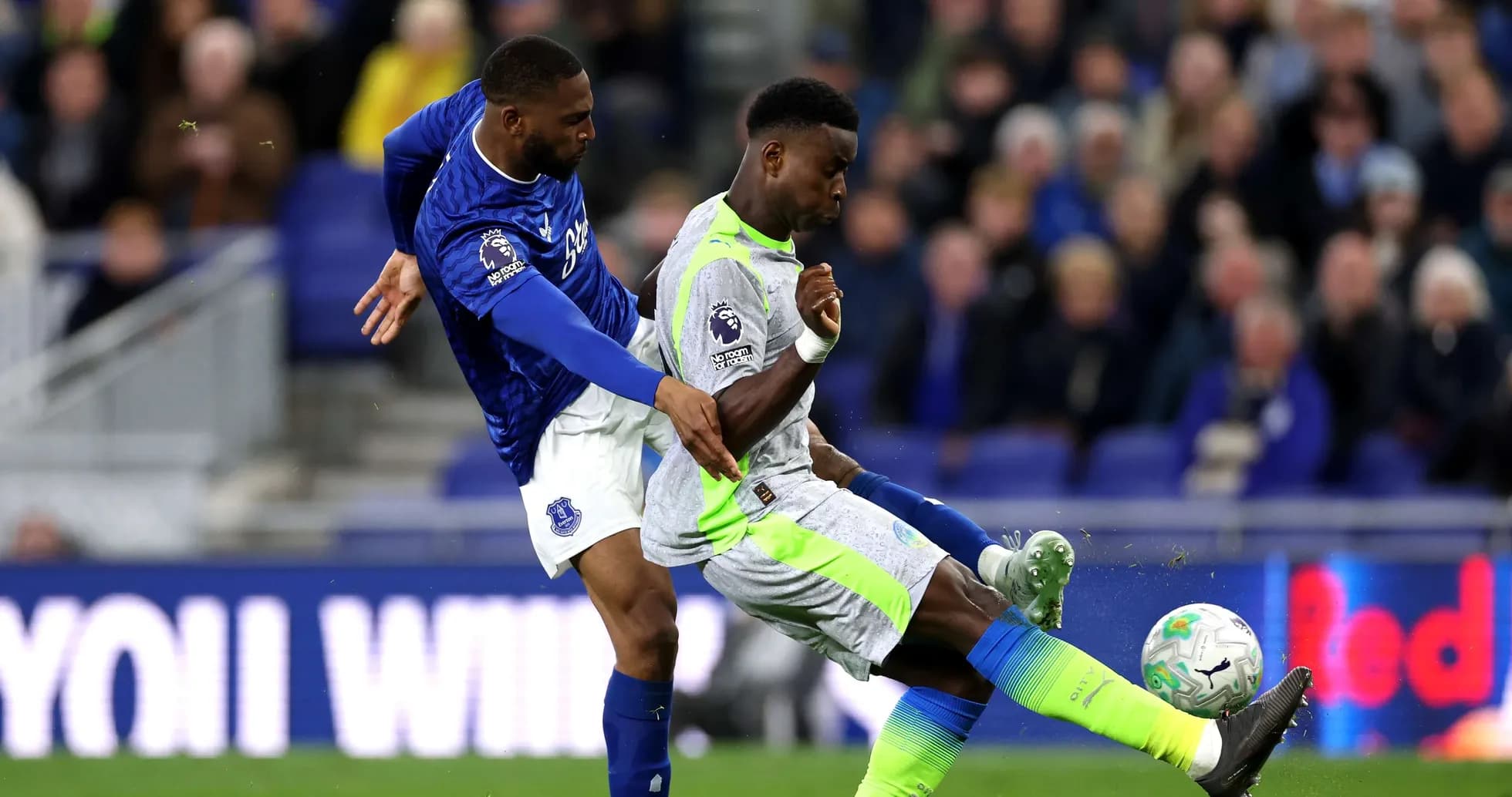 Игроки Everton и Manchester City в борьбе за мяч