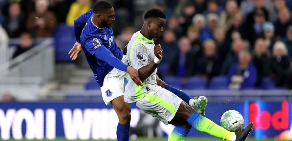 Игроки Everton и Manchester City в борьбе за мяч