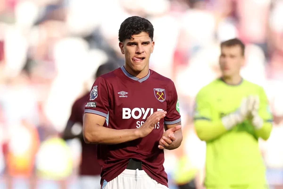 Игрок West Ham аплодирует после матча