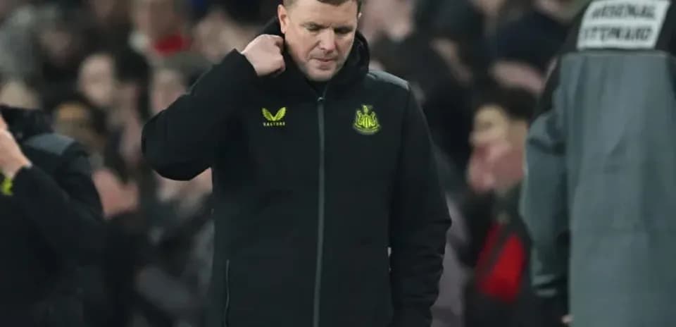 Тренер команды Newcastle United на поле после матча