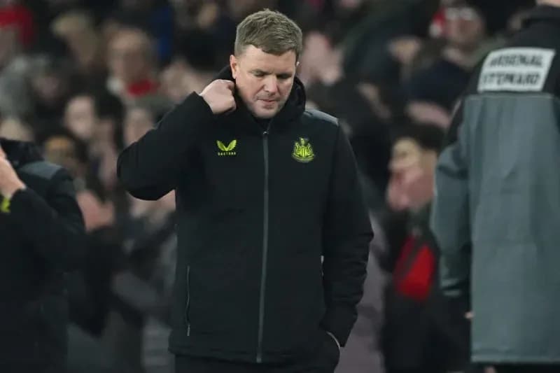 Тренер команды Newcastle United на поле после матча
