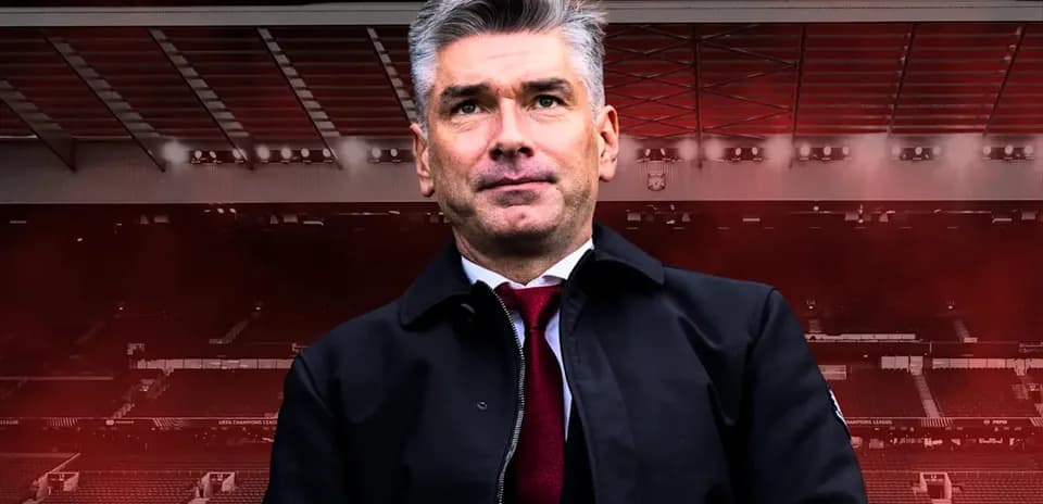 Тренер на фоне стадиона с красным освещением