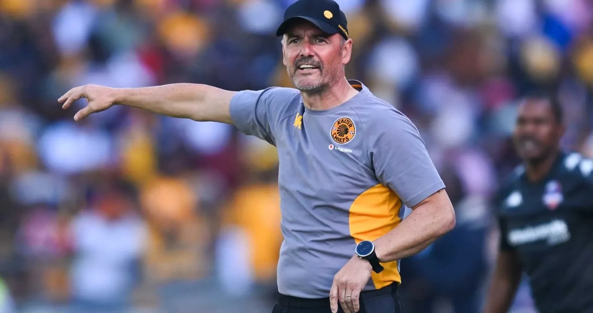 Тренер команды Kaizer Chiefs указывает игрокам во время матча