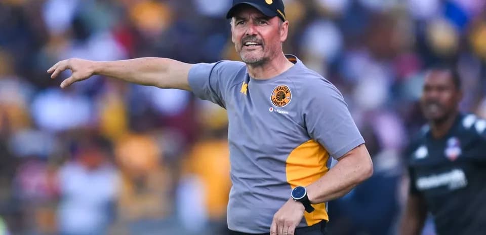 Тренер команды Kaizer Chiefs указывает игрокам во время матча