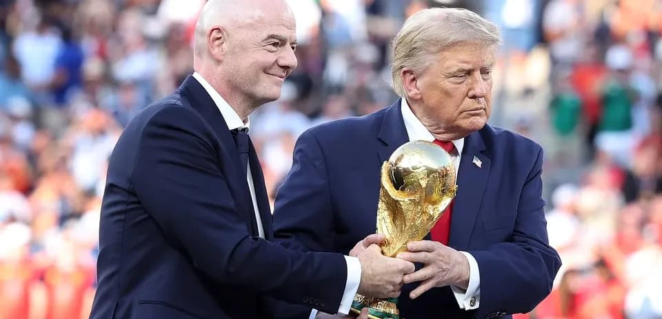 Gianni Infantino и Дональд Трамп передают трофей Кубка мира