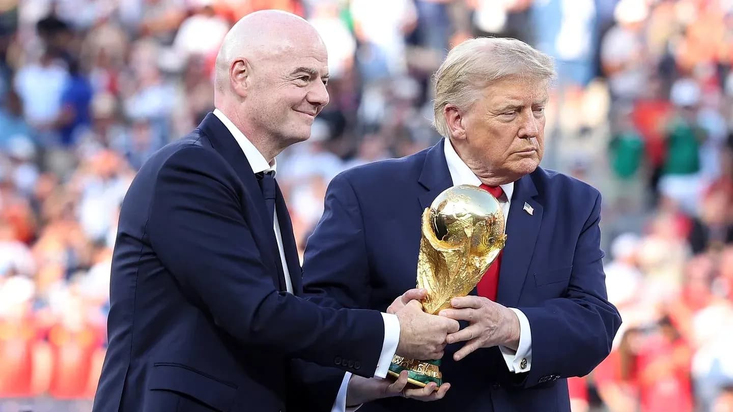 Gianni Infantino и Дональд Трамп передают трофей Кубка мира