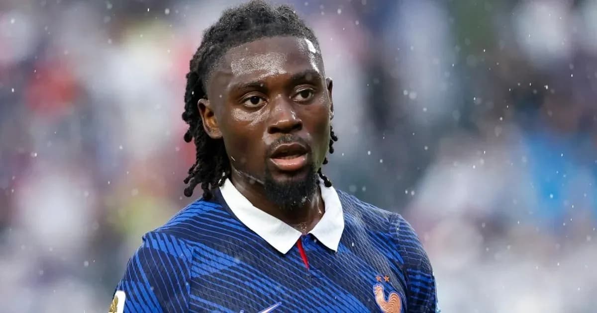 Игрок в форме сборной Франции на поле под дождем