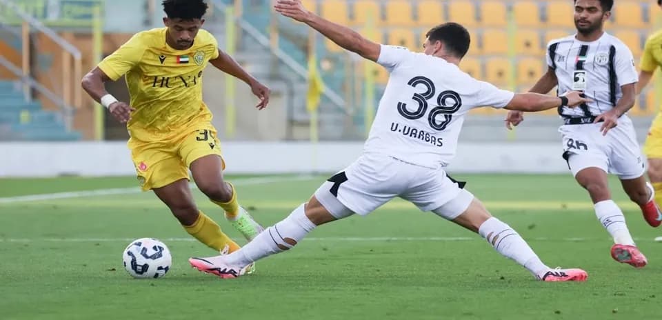 Игроки Al Wasl U23 и Al Jazira U23 на поле