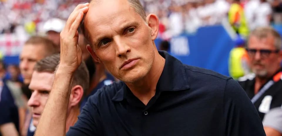 Тренер на поле во время матча с командой
