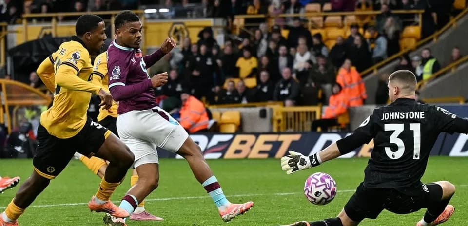 Игроки Burnley и Wolves в момент атаки