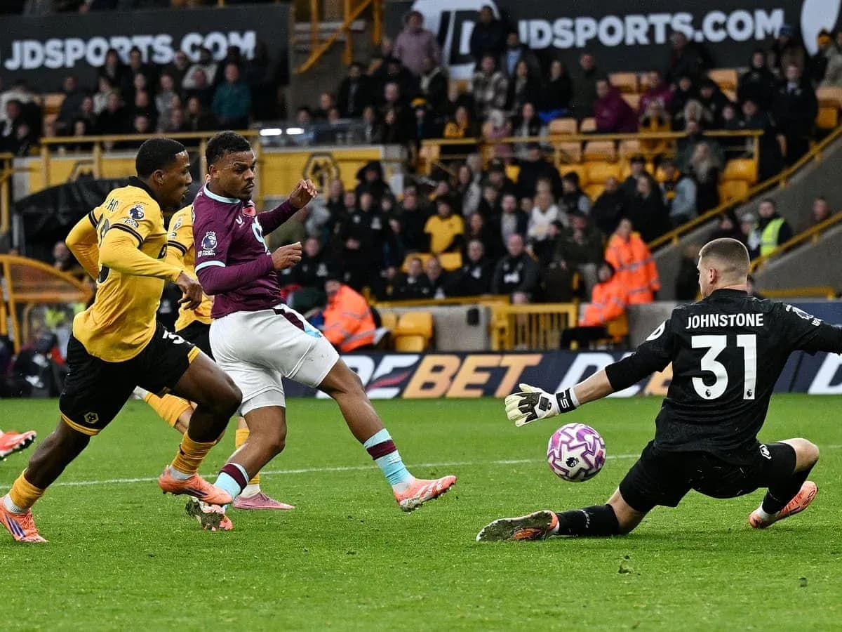 Игроки Burnley и Wolves в момент атаки
